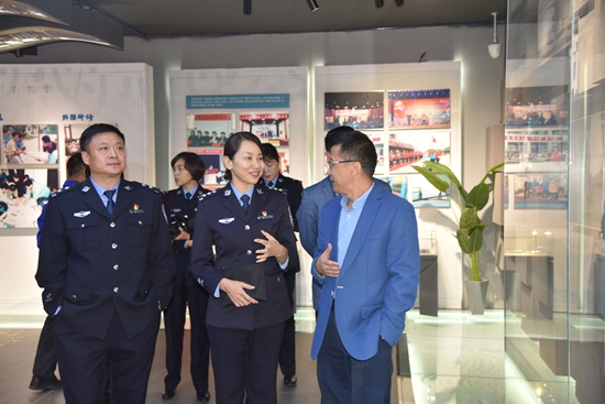 市交警支隊開展交通安全公益行活動68