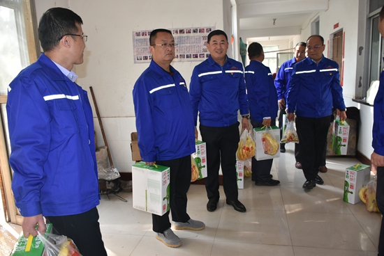 集團(tuán)機(jī)關(guān)黨支部到南韓村老年幸福院獻(xiàn)愛(ài)心12