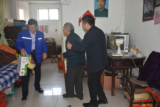 集團(tuán)機(jī)關(guān)黨支部到南韓村老年幸福院獻(xiàn)愛(ài)心12