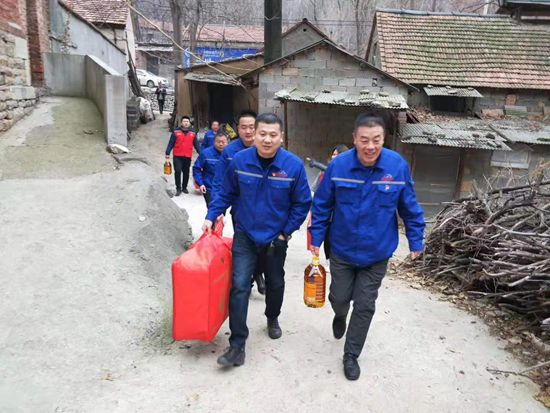 魯中水泥黨支部走訪慰問困難群眾  山東重山集團(tuán)有限公司  今天59