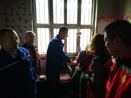 魯中水泥黨支部走訪慰問困難群眾  山東重山集團(tuán)有限公司  今天59