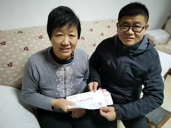 傳遞寒冬溫情 詮釋重山大愛(ài) ——重山集團(tuán)發(fā)放職工父母慰問(wèn)金61