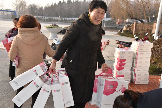 重山集團(tuán)2020致良知在路上--重山集團(tuán)為南韓村星級文明戶發(fā)放獎品（一）48