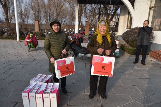 重山集團(tuán)2020致良知在路上--重山集團(tuán)為南韓村星級文明戶發(fā)放獎品（一）48