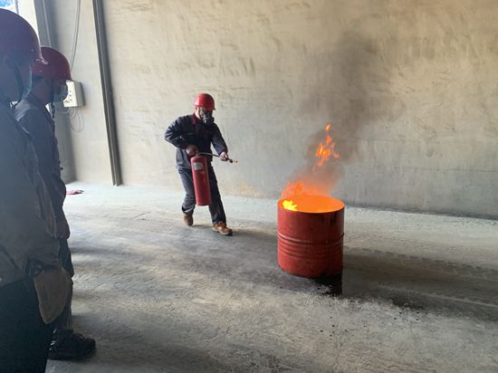 魯中水泥開展消防應(yīng)急預(yù)案演練活動92