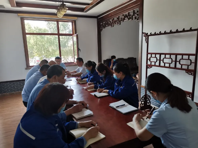 集團(tuán)辦公室組織專(zhuān)題學(xué)習(xí)98