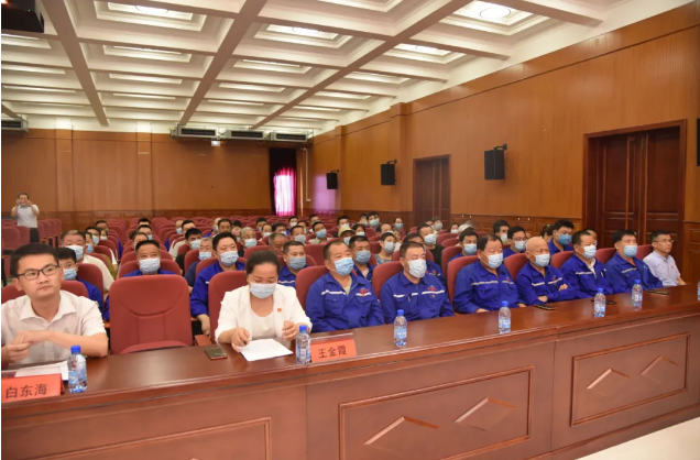 集團(tuán)黨員參加南韓村慶祝建黨九十九周年大會99