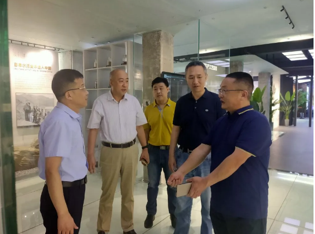 山東省水泥質(zhì)量監(jiān)督檢驗(yàn)站站長(zhǎng)李峰到集團(tuán)調(diào)研97