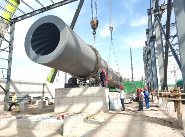 鵬峰化工首臺(tái)設(shè)備起吊安裝32