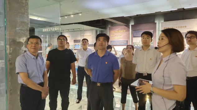 區(qū)委編辦黨支部到集團開展主題黨日活動56