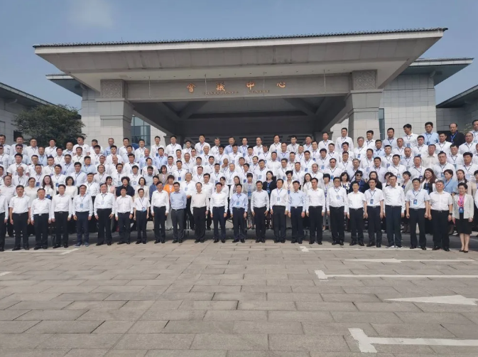 淄博市召開企業(yè)家創(chuàng)新發(fā)展大會(huì)——集團(tuán)董事長(zhǎng)、總經(jīng)理王魯淄當(dāng)選淄博市企業(yè)聯(lián)合會(huì)企業(yè)家協(xié)會(huì)副主席39