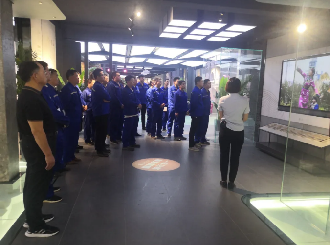 對(duì)標(biāo)學(xué)習(xí) 淬煉黨性 ——重山光電黨支部開展主題黨日活動(dòng) 為進(jìn)一步提升光電黨員干部綜合素質(zhì)，淬煉黨性，增強(qiáng)對(duì)企業(yè)的歸屬感和責(zé)任感。9月21日，重山光電黨支部組織黨員、入黨積極分子以13