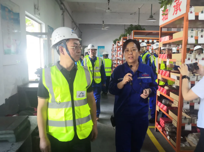 對(duì)標(biāo)學(xué)習(xí) 淬煉黨性 ——重山光電黨支部開展主題黨日活動(dòng) 為進(jìn)一步提升光電黨員干部綜合素質(zhì)，淬煉黨性，增強(qiáng)對(duì)企業(yè)的歸屬感和責(zé)任感。9月21日，重山光電黨支部組織黨員、入黨積極分子以13