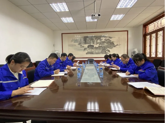 集團(tuán)運(yùn)營(yíng)中心召開部門工作會(huì)議24