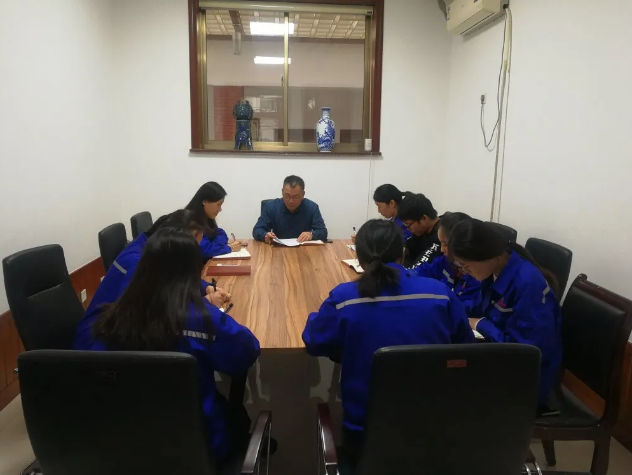  財(cái)務(wù)中心召開(kāi)工作會(huì)議90