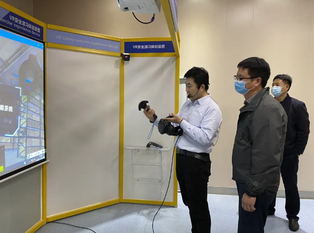 淄川區(qū)工信局等部門、企業(yè)負(fù)責(zé)人到集團(tuán)調(diào)研22